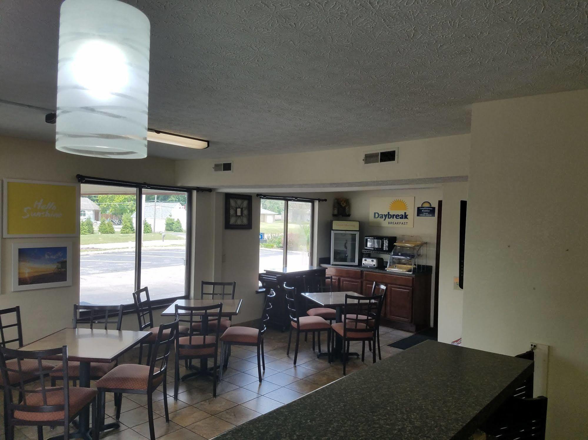 Days Inn By Wyndham Bloomington Exterior photo