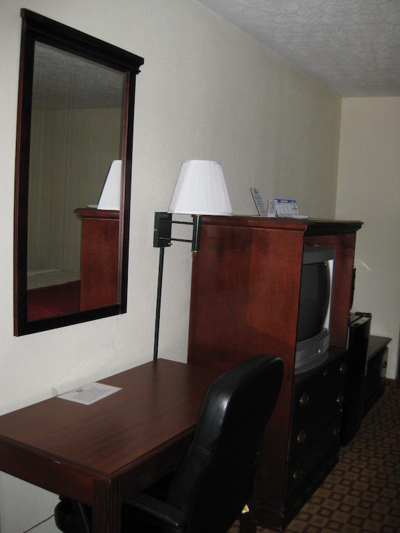 Days Inn By Wyndham Bloomington Exterior photo